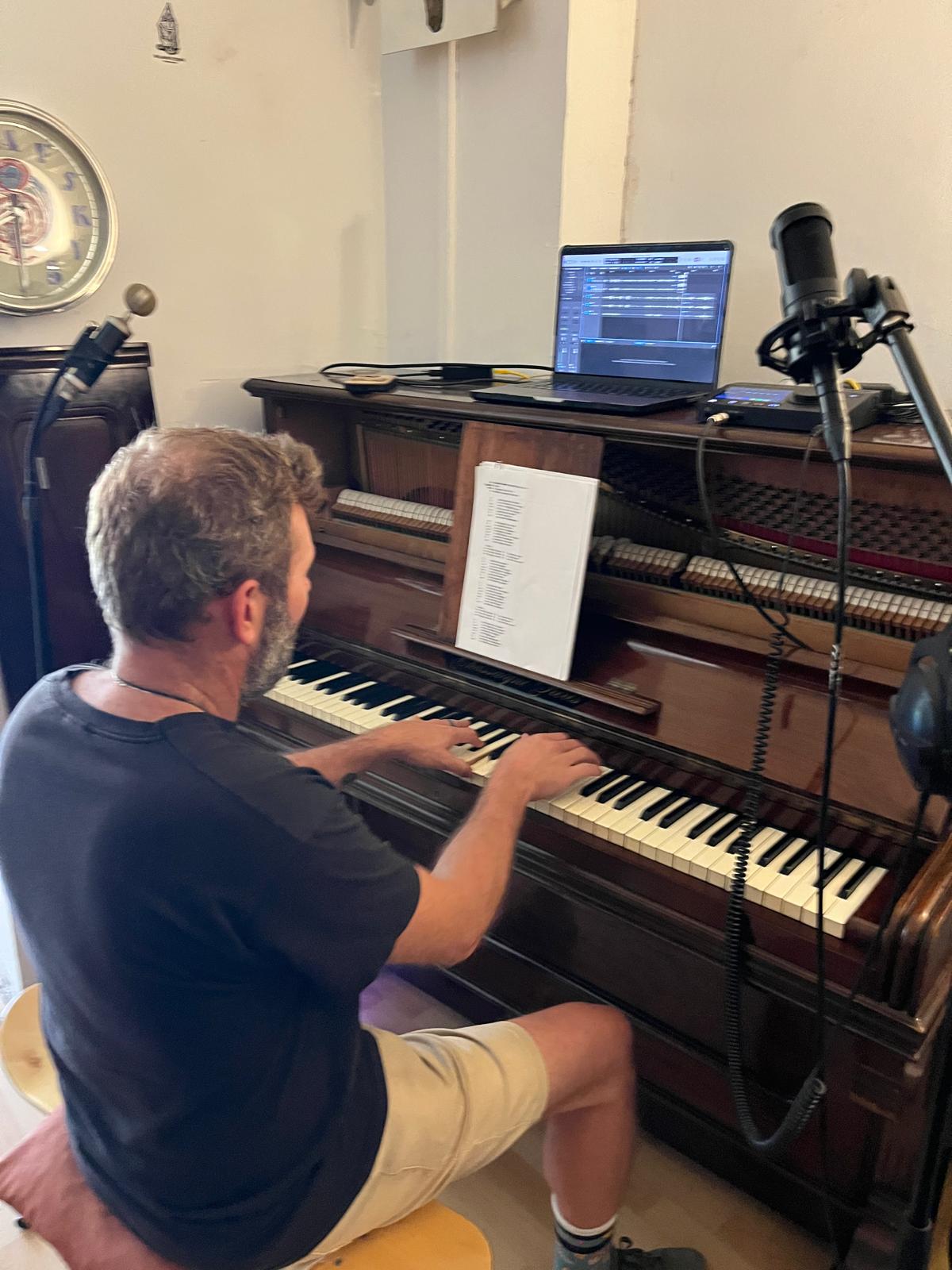 tocando el piano